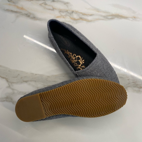 Aetrex Kylie slip on wool like slippers. - Picture 2 of 7